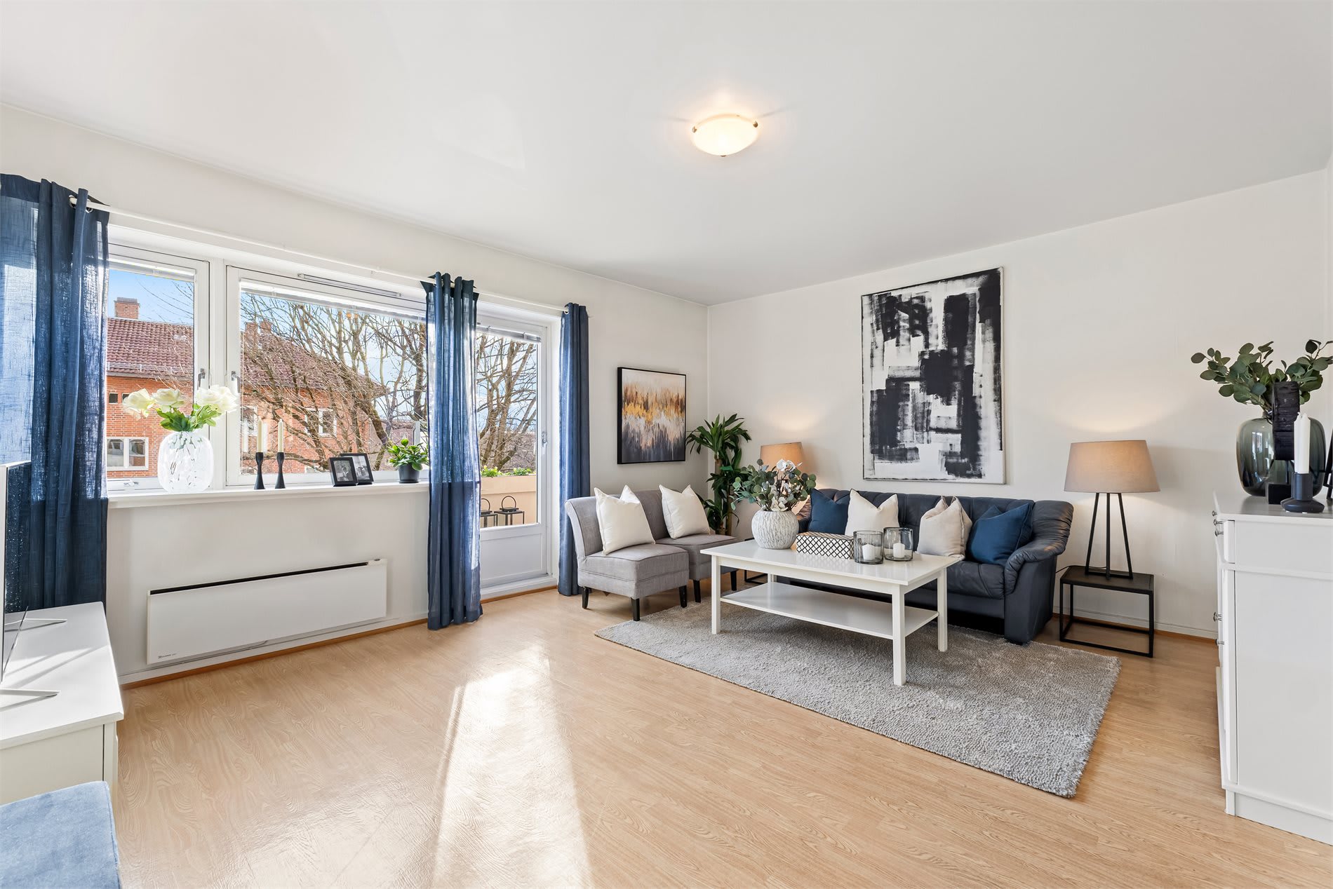 Stor stue som er lett å møblere med sittegruppe/sofa, spisestue m.m
