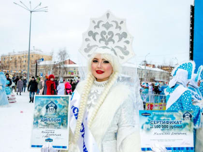 В Уфе прошел всероссийский парад Снегурочек, который возглавил Джигурда на коне, — фоторепортаж