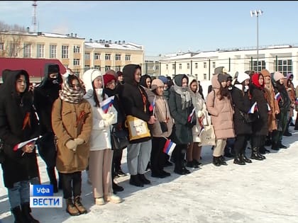 Студенты БГУ в Уфе организовали флешмоб в поддержку защитников Донбасса и российской армии