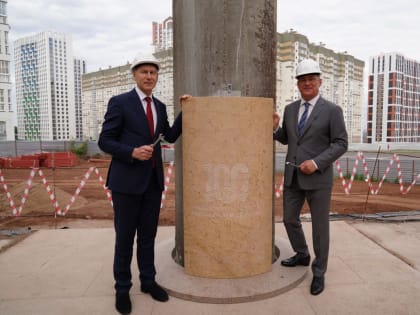 Радий Хабиров и министр спорта РФ установили первую гранитную плиту на колонне Центра борьбы в Уфе