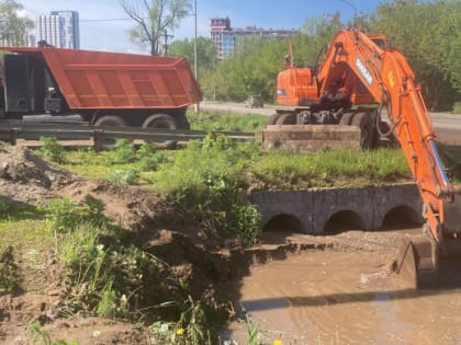 На улице Пугачева чистят ливневой коллектор