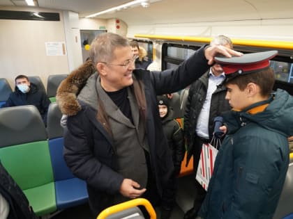 Радий Хабиров проехал в поезде «Орлан» вместе с 15-летним Данилом Ларуковым в рамках акции «Ёлка желаний»