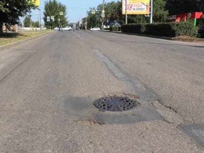 Аварийные колодцы стали причиной изменения сроков ремонта дороги в Салавате