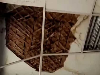В Уфе в школьной столовой обрушился потолок