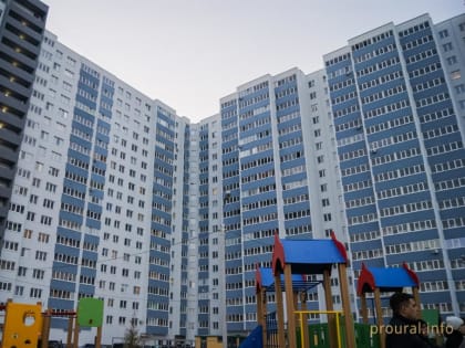 В Октябрьском дети-сироты получили 24 новые квартиры