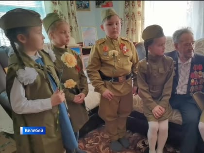 Обнимали, как родного деда: первоклассники гимназии в Башкирии навестили ветерана-танкиста