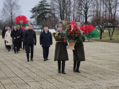Радий Хабиров посетил памятник детям — жертвам Великой Отечественной войны