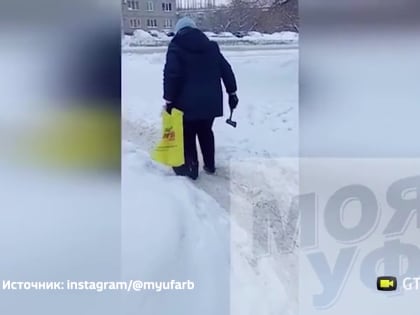 В Уфе пенсионерка прорубала себе дорогу топором