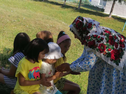 В Новомещеровском доме культуры прошла игровая программа для детей "В гостях у бабушки".