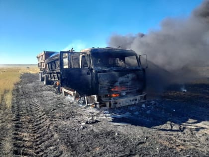 В Башкирии на поле сгорел КамАЗ с зерном