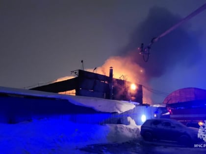 В Уфе горит крупный склад в районе Химпрома