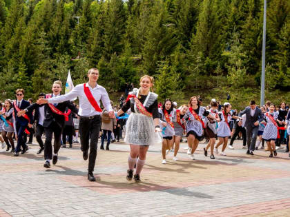 Юные и счастливые: фоторепортаж с празднования последнего звонка в Уфе