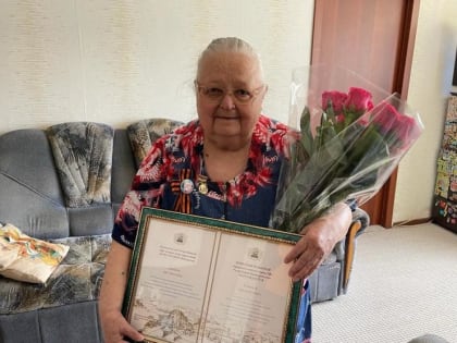 В Советском районе поздравили ветерана труда Лию Замковую