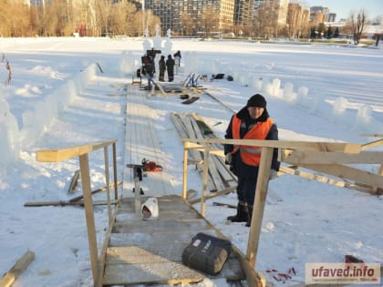 На озере в Уфе появились ангелы и купола из хрустального льда