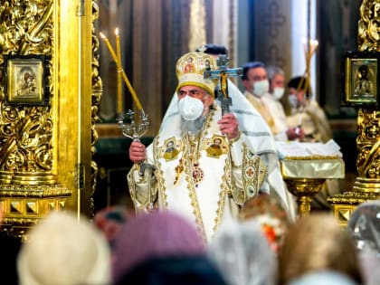 «Ощущения безопасности и спокойствия нам очень не хватает»: фоторепортаж с рождественской службы в главном храме Уфы