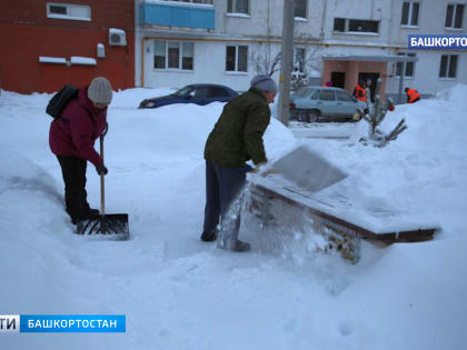 В Уфе прошли субботники по уборке дворов от снега