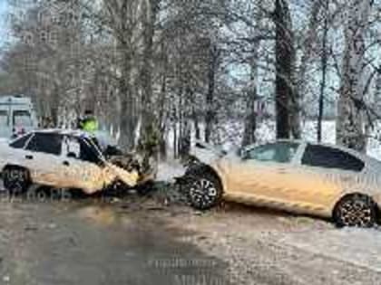 В центре Уфы столкнулись две иномарки и пассажирский автобус