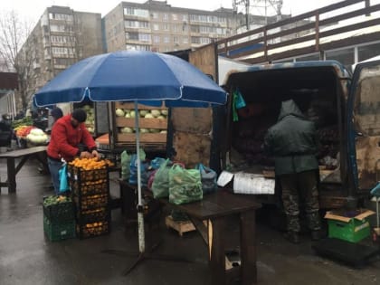 Сегодня в Кировском районе на улице Рабкоров проходит ярмарка выходного дня