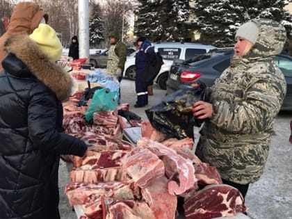 На площади перед Дворцом молодежи проходит мясная ярмарка