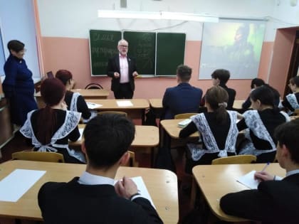 Альфис Гаязов провел урок «Разговоры о важном» в Республиканской гимназии-интернате им. Г. Альмухаметова