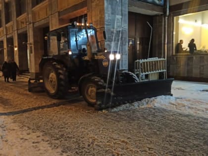 Коммунальные службы заступили на ночное дежурство