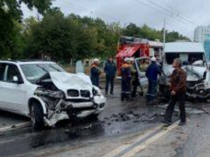 В Уфе ночью водитель, наехав на бордюр, перевернул BMW