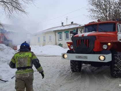 В Уфе из-за пожара к зданию инфекционной больницы по повышенному рангу прибыли огнеборцы