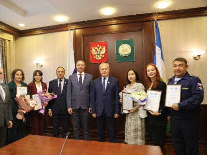 В День учителя Константин Толкачев вручил награды педагогам