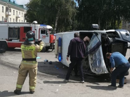 Машина скорой помощи перевернулась от столкновения с Ford Focus в Салавате