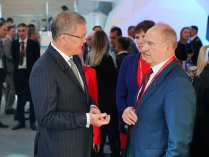 Стенд Башкирии на форуме в С-Петербурге посетил председатель КПРФ Геннадий Зюганов