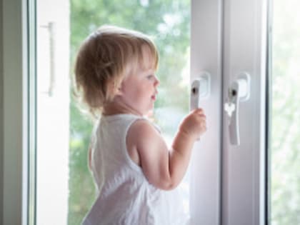 Многие родители забывают о том, что открытое окно может быть опасным для ребенка
