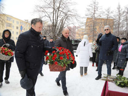Депутаты возложили цветы в память о первом Председателе Государственного Собрания Михаиле Зайцеве