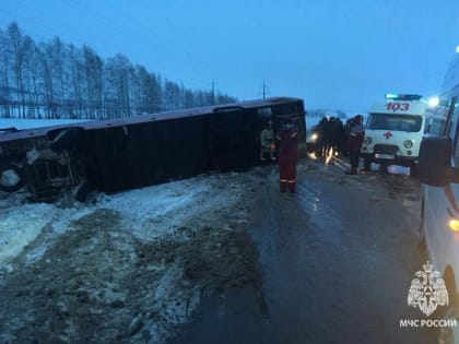 В Башкирии перевернулся пассажирский автобус, в котором находились 30 человек