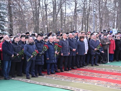 В Уфе открыли памятник первому Президенту Башкортостана