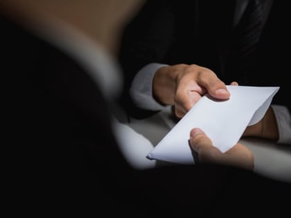 Кто может быть привлечен к уголовной ответственности за получение взятки?