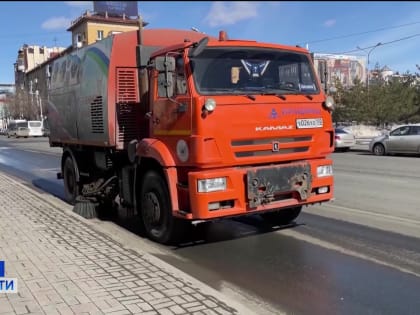 В Ленинском районе Уфы коммунальные службы запустили на улицы летнюю спецтехнику