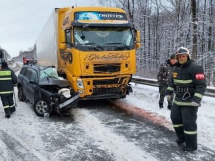 В Башкирии в столкновении грузовика с иномаркой погиб 49-летний водитель