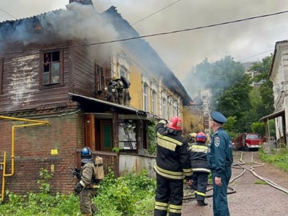 В Уфе загорелся старинный дом на улице Октябрьской революции