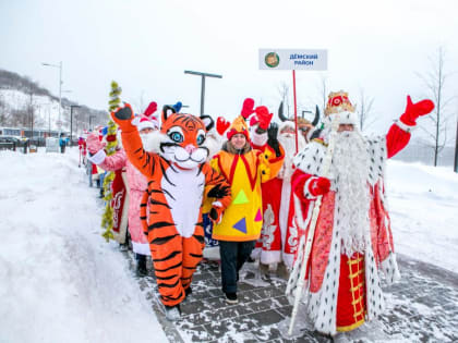 В Уфе впервые на набережной прошел парад Дедов Морозов — фоторепортаж