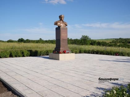 Делегация Башкирии в ЛНР почтила память легендарного комдива Минигали Шаймуратова