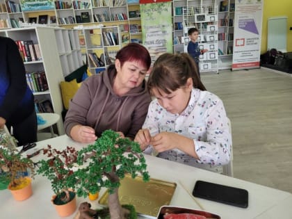 Урок бисероплетения провели в Верхнеиткуловской сельской модельной библиотеке