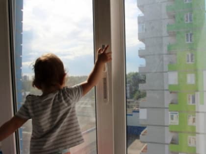 В Уфе следователи устанавливают обстоятельства смерти малолетнего ребенка в результате выпадения из окна многоквартирного дома