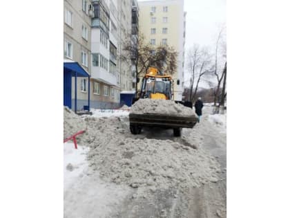 Жилищные службы Советского района Уфы активно убирают от снега дворовые территории