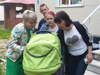 Эльвира Аиткулова навестила многодетную семью вынужденных переселенцев из Донбасса