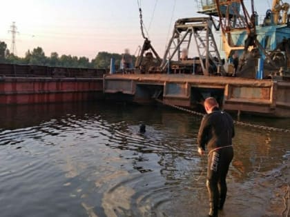 В Уфе мужчину затянуло подводным течением под баржу, его ищут водолазы