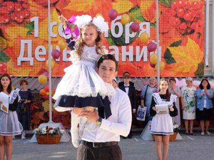 Глава Кировского района Илвир Нурдавлятов поздравил с Днем знаний учащихся гимназии №3