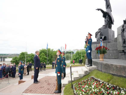В Уфе возложили цветы к памятникам
