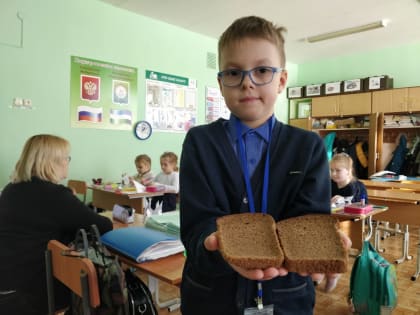 В школе № 2 состоялась акция «Корочка хлеба», приуроченная к 79-летию снятия блокады Ленинграда