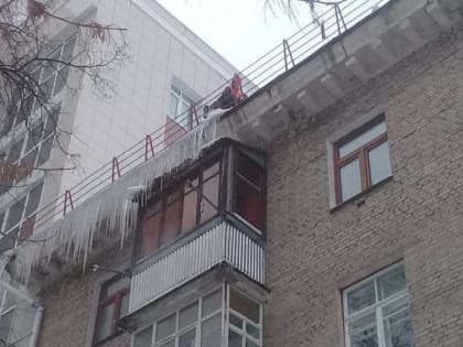 В Уфе составлен план борьбы со снегом и наледью на крышах домов