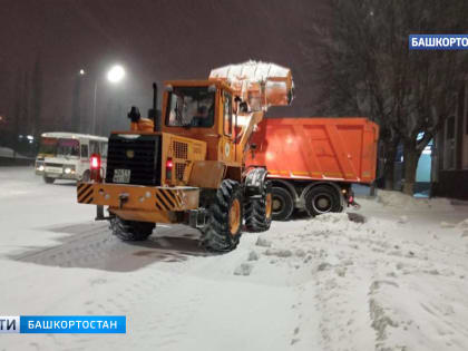 В первый день 2022 года коммунальщики Уфы вышли на уборку снега